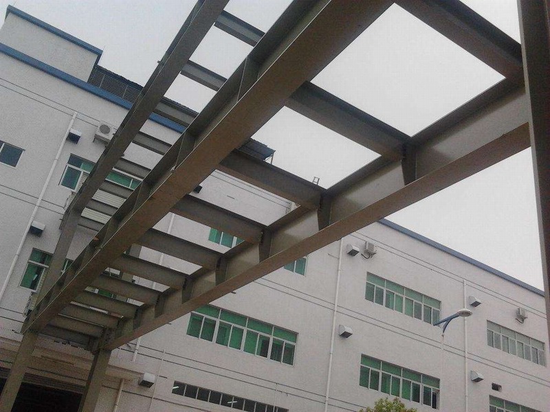 鋼結(jié)構(gòu)房屋的頂部使用哪種材料？